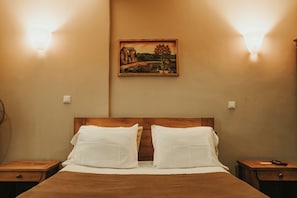 Comfort-Doppelzimmer, Balkon, Blick auf den Innenhof | Laptopgeeigneter Arbeitsplatz, kostenloses WLAN