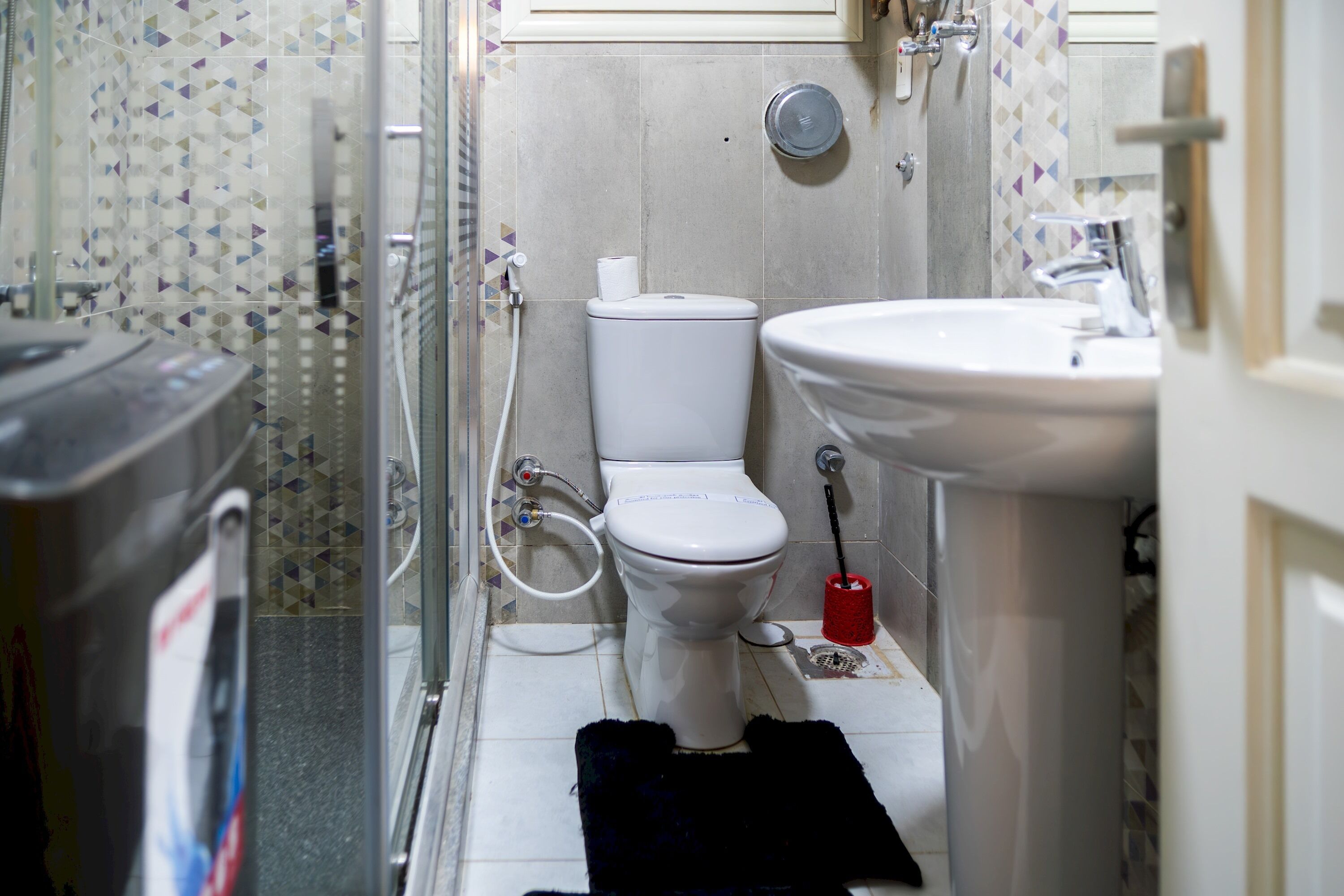Ein Badezimmer mit Toilette, Waschbecken und Dusche.