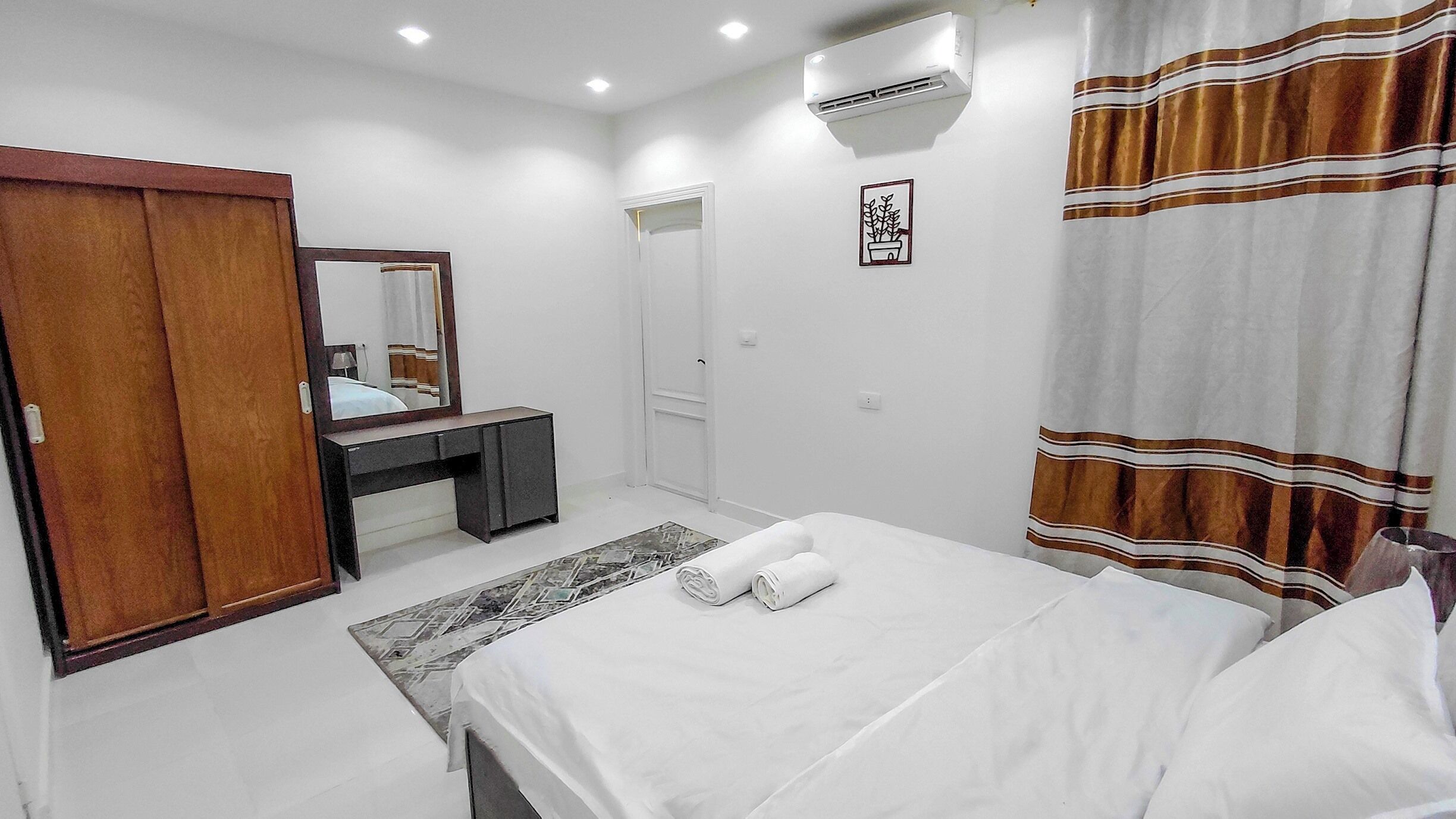 3 bedrooms, iron/ironing board, WiFi, bed sheets