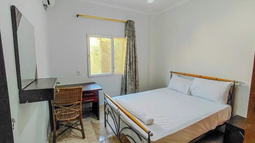 1022 · Cozy 2BR Townhouse with Private Backyard