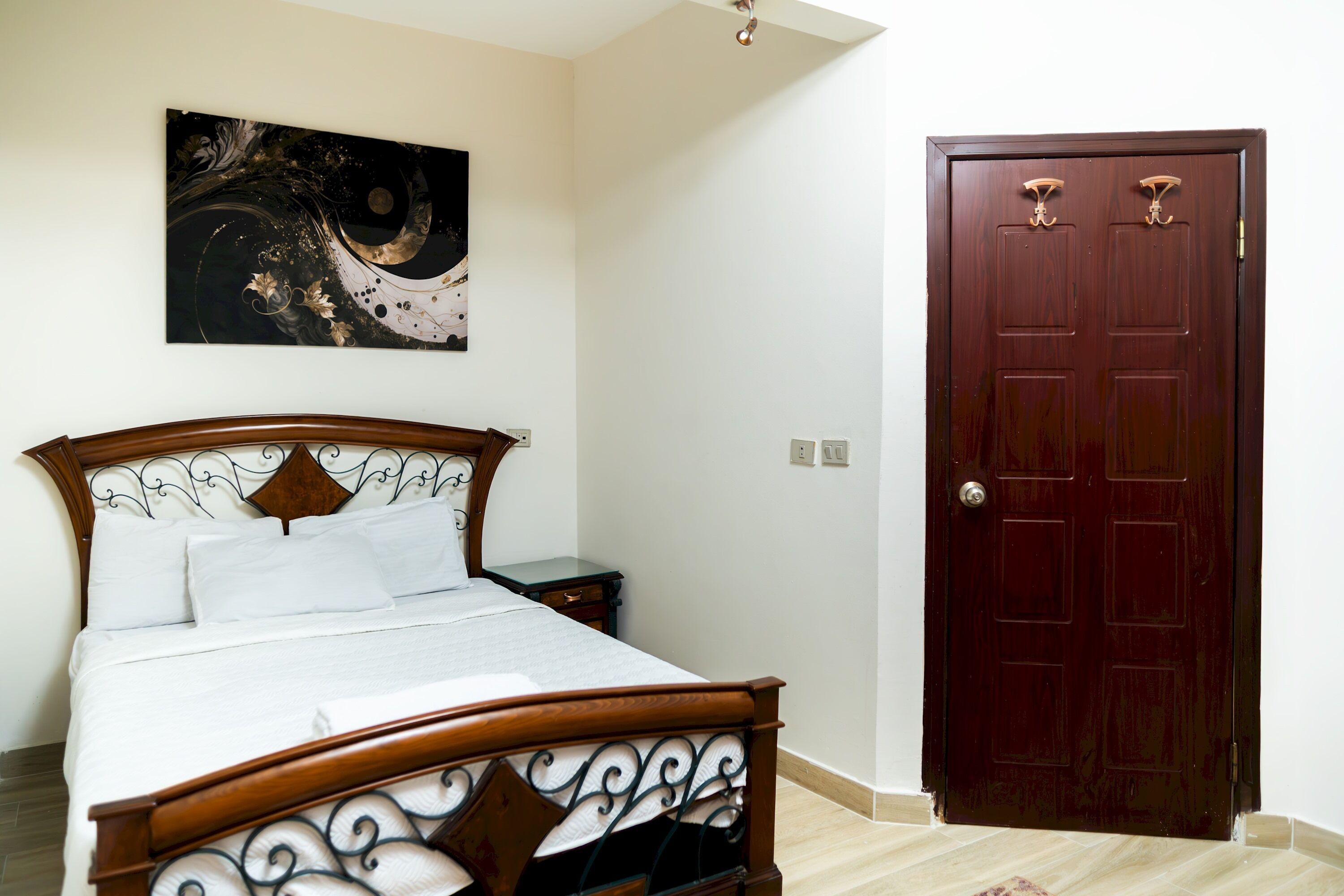 Tabla de planchar con plancha, wifi y ropa de cama 