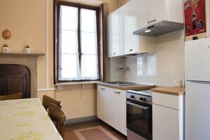 Eine Küche mit Herd, Backofen, Spüle und Schränken.