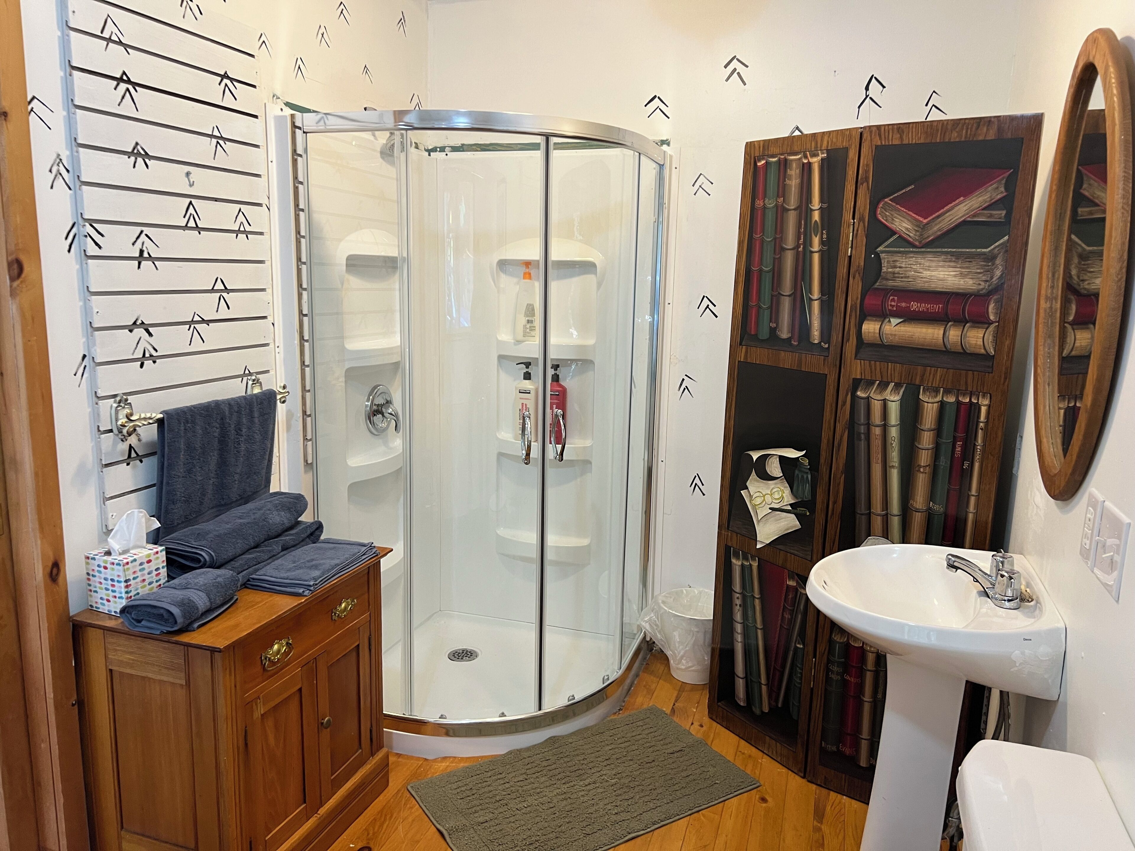 Douche, sèche-cheveux, bidet, serviettes fournies