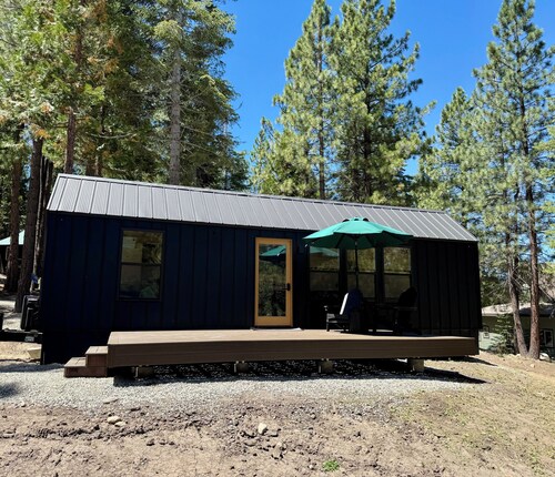  1-bedroom Tiny Cabin, hot tub & dry Sauna, Lake Davis, Portola Ca.