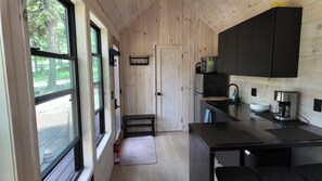 Wasserkocher mit Kaffee-/Teezubehör, Kühlschrank, Ofen, Herdplatte
