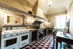 A kitchen with a gas stove, oven, and a patterned backsplash. - Casa Briga: A historic 19th-century noble residence. (Montesilvano Colle)