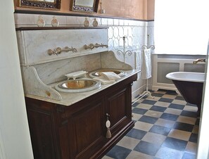 Asciugacapelli, bidet, asciugamani, sapone