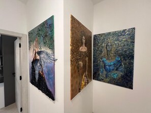 Ein Flur mit drei Kunstwerken an der Wand.