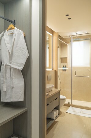 Deluxe kamer, uitzicht op tuin | Badkamer | Een haardroger, handdoeken