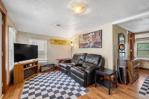 TV - Sturgis Rider`s Retreat | Fenced Yard, PetFriendly (Sturgis)