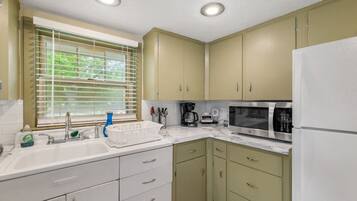 Coffee/tea maker, fridge, microwave, oven
