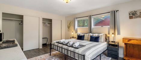 Iron/ironing board, WiFi, bed sheets