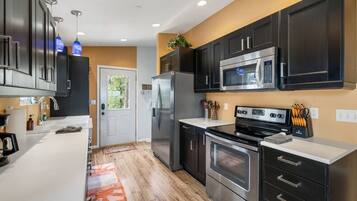 Coffee/tea maker, fridge, microwave, oven