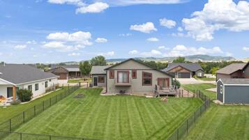 Un quartier résidentiel avec des maisons, une pelouse bien entretenue et un ciel dégagé.