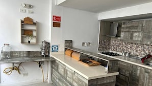 Une cuisine moderne dotée d’un îlot central, d’appareils électroménagers intégrés et d’un revêtement mural décoratif.
