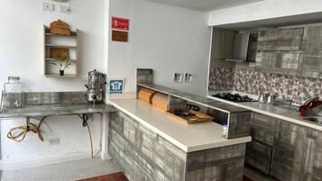 Een moderne keuken met een centraal eiland, geïntegreerde apparatuur en een decoratieve achterwand.