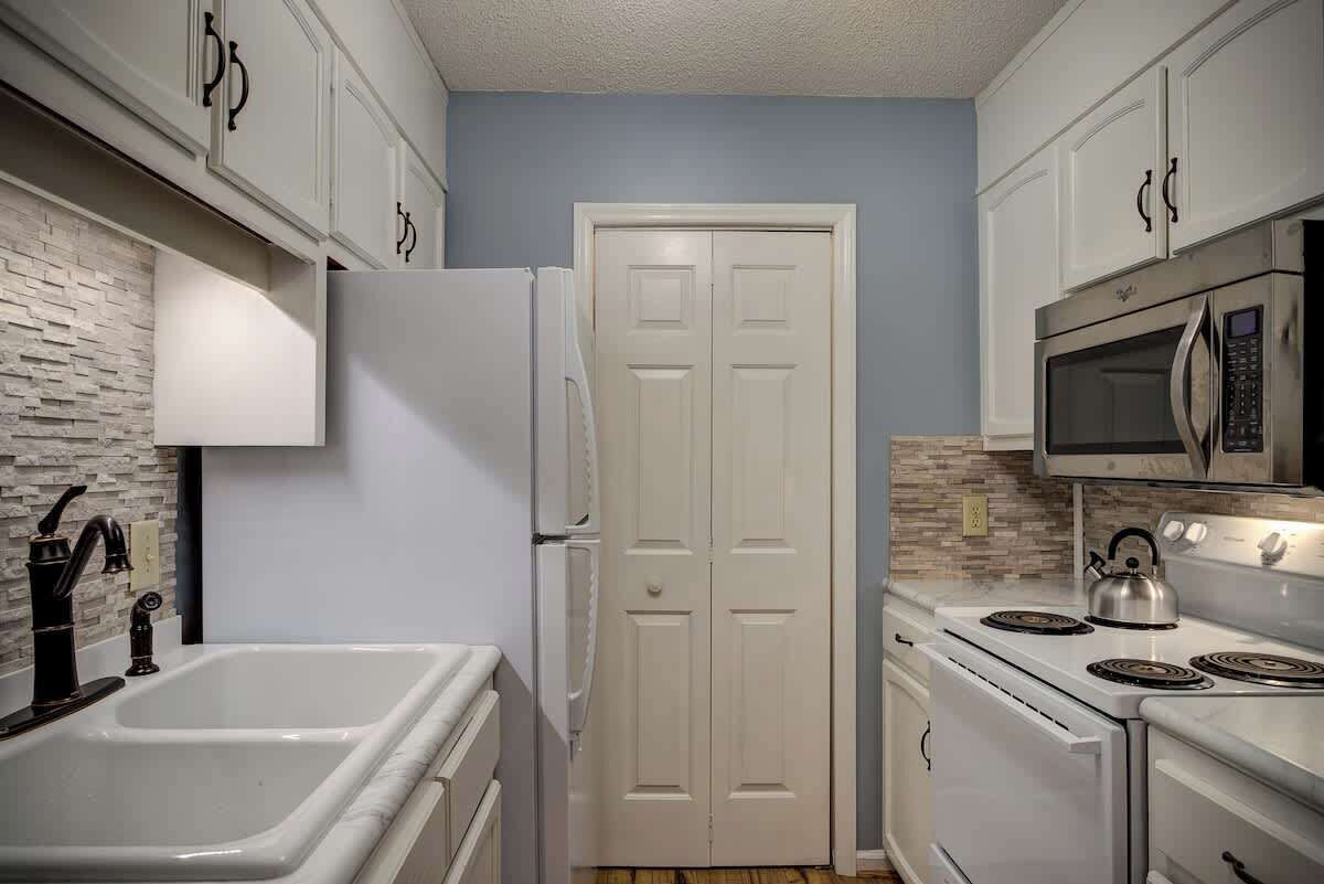 Coffee/tea maker, fridge, microwave, oven