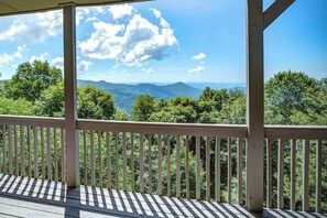 A covered outdoor area with a view of a mountainous landscape. - Blissful Vista has breathtaking gorge views, seclu (Blowing Rock)