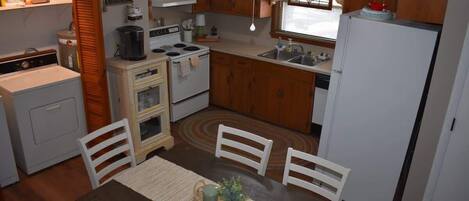 Coffee/tea maker, fridge, oven, stovetop