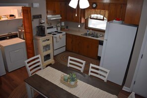 Cafetera y tetera, refrigerador, horno y parrilla de estufa 