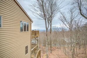 A two-story wooden house with a balcony overlooking a wooded area. - Fair Haven - Great App Ski Mtn Location! (Blowing Rock)