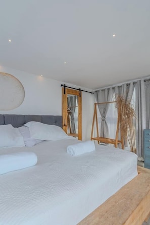 In-room safe, desk, iron/ironing board, WiFi - Luxury Home 2_Starlink 400 Mbit_AC_Jacuzzi_6 People (San Juan del Obispo)