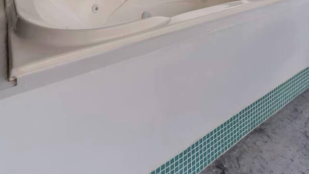 A spa area with a large bathtub, a window, and a view of the landscape. - Luxury Home 2_Starlink 400 Mbit_AC_Jacuzzi_6 People (San Juan del Obispo)