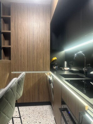 Apartamento Deluxe, vistas al patio | Cocina privada