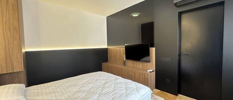 Deluxe Apartment, Courtyard View | Blackout drapes, iron/ironing board, WiFi (free)