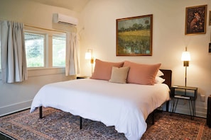 Room - Historic Downtown Caldwell House + Studio (Conway)
