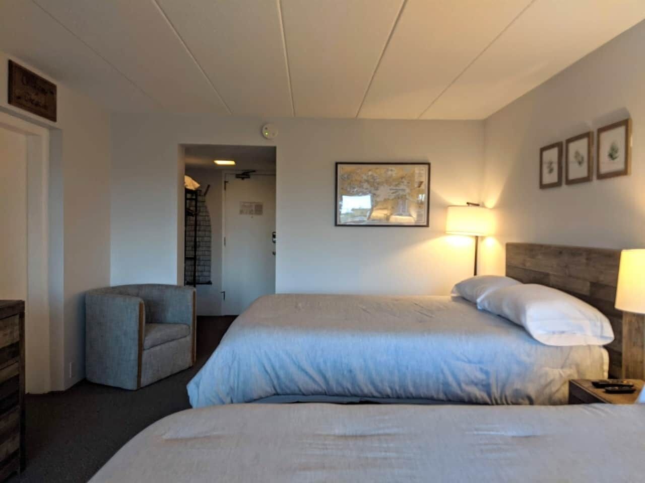 Iron/ironing board, WiFi, bed sheets