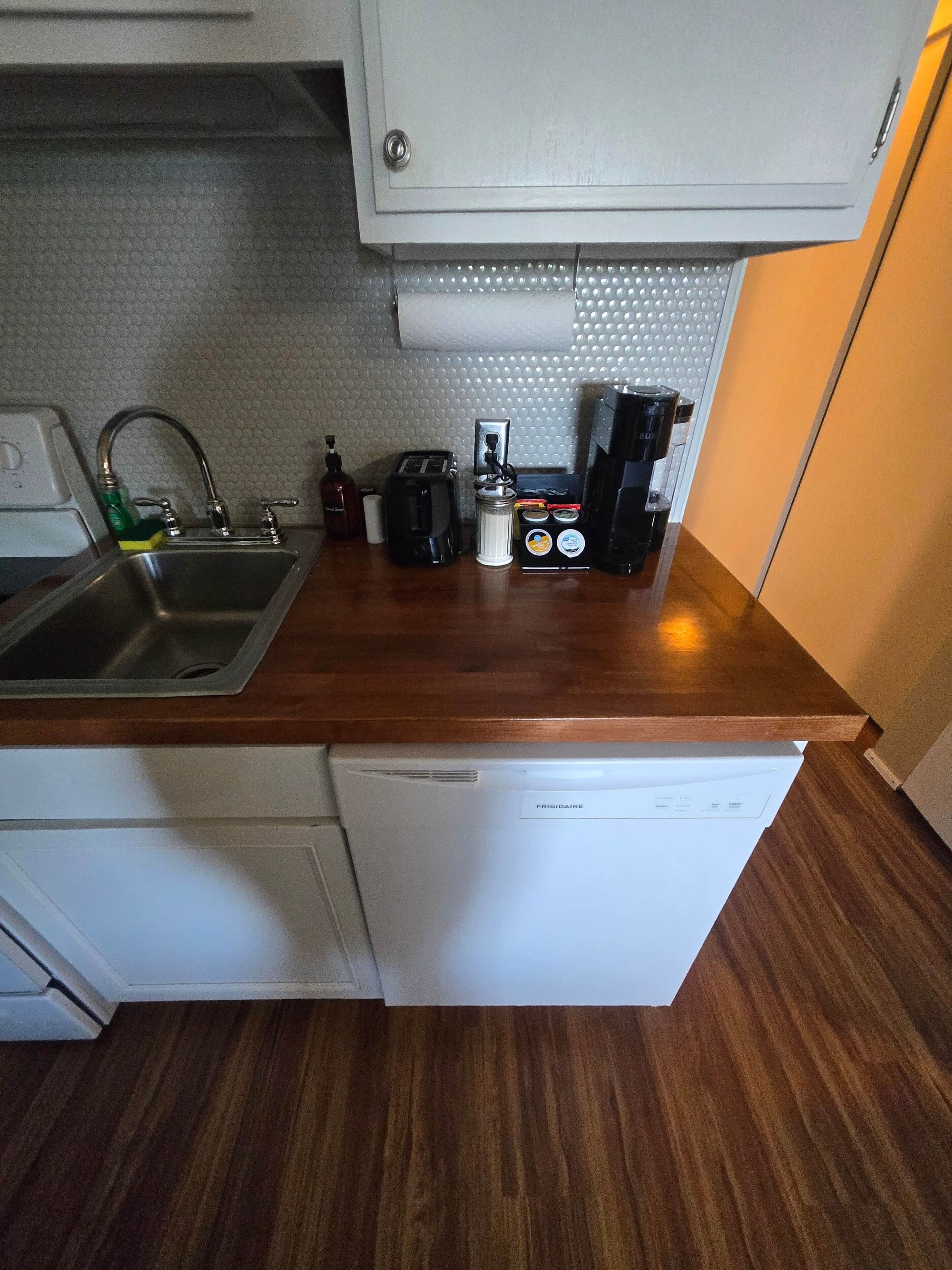 Coffee/tea maker, fridge, microwave, oven
