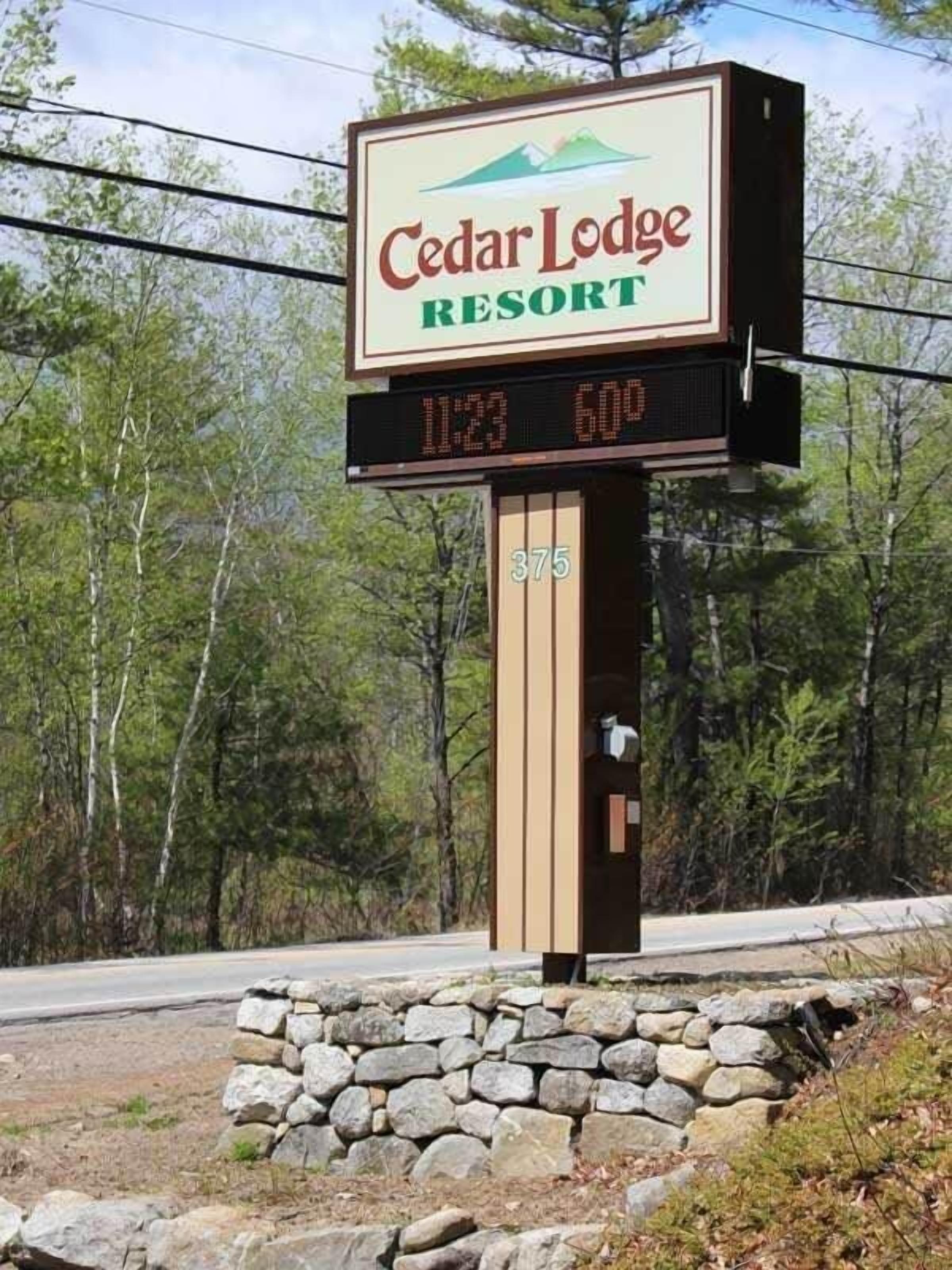 Schild für Cedar Lodge Resort mit digitaler Anzeige, die die Uhrzeit 11:23 und eine Temperatur von 60 Grad zeigt.