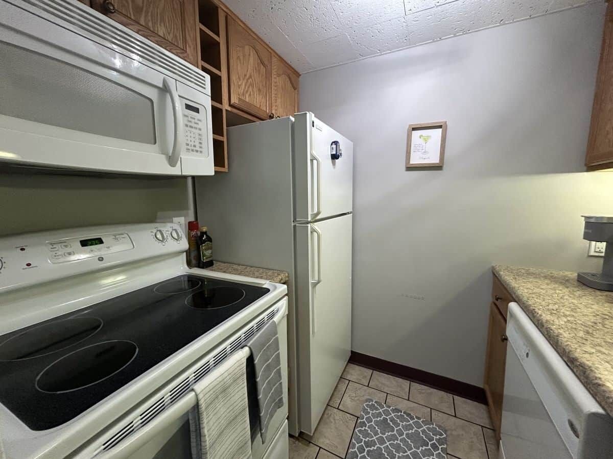 Coffee/tea maker, fridge, microwave, oven