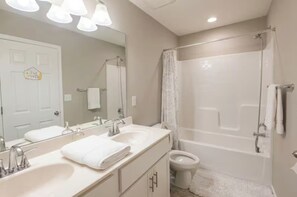 Toallas, jabón, papel de baño 