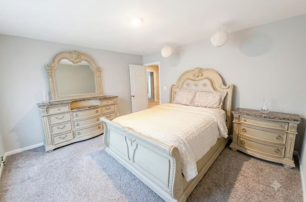 4 bedrooms, iron/ironing board, WiFi (free), bed sheets