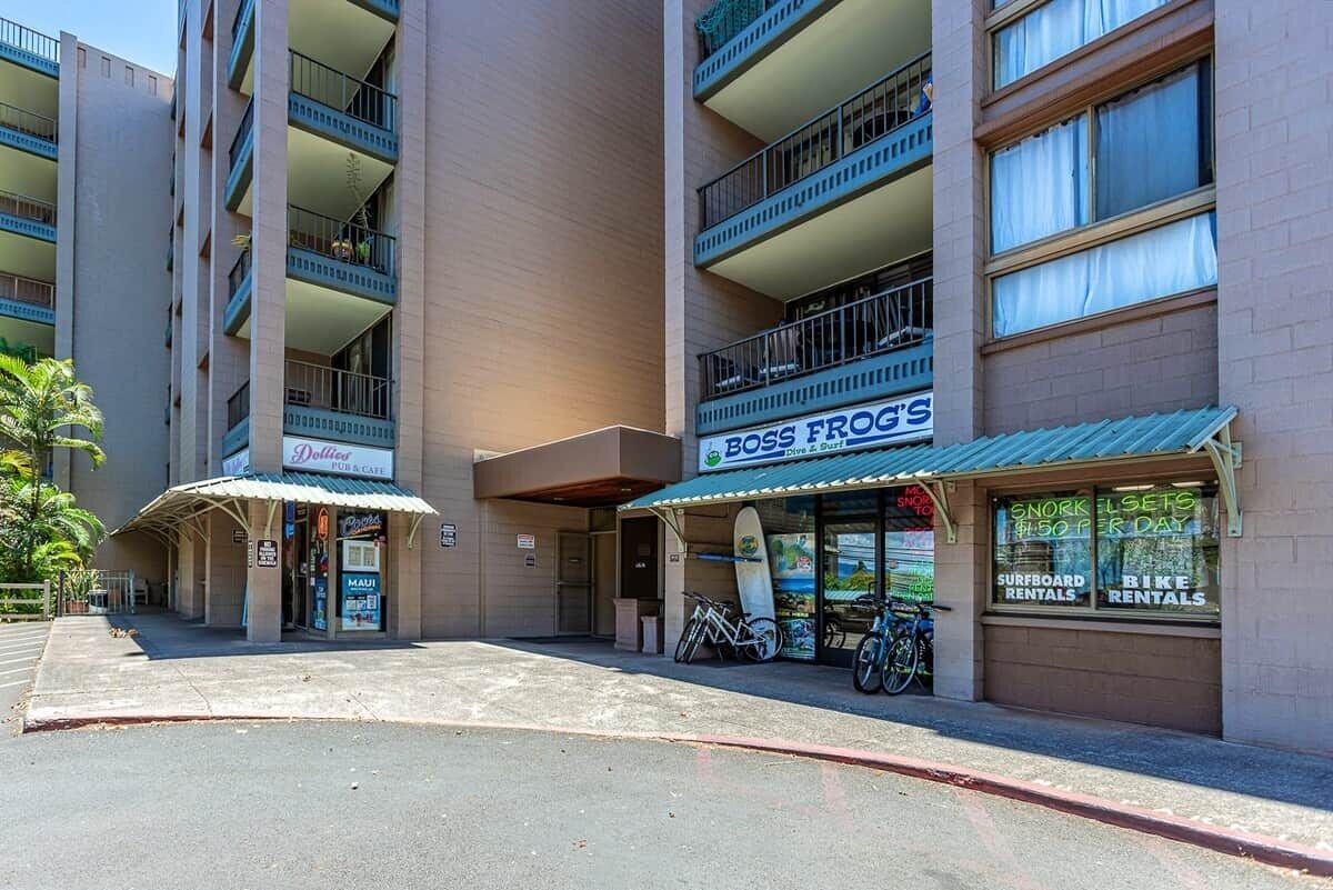 Un edificio con il pub 'Dollies' e il negozio di surf 'Boss Frog's'.