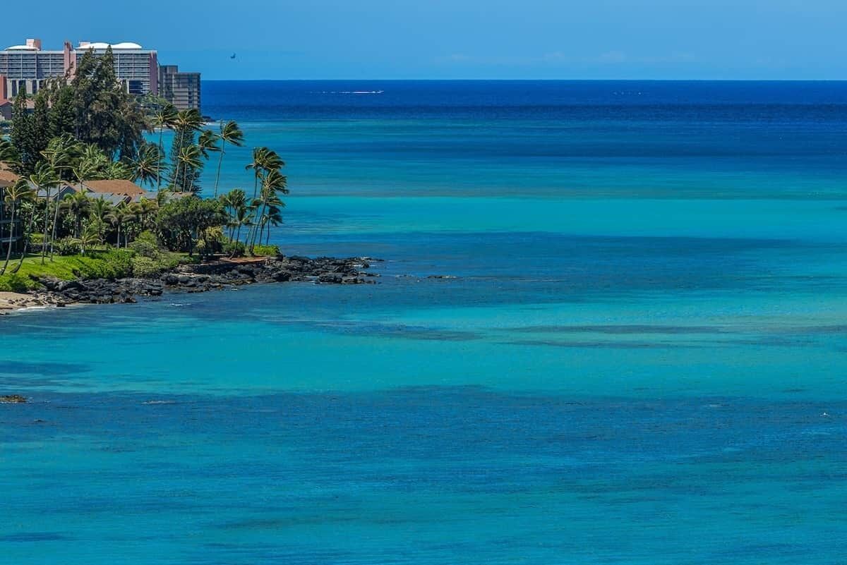 Um hotel à beira-mar com vista para o oceano e um céu limpo.