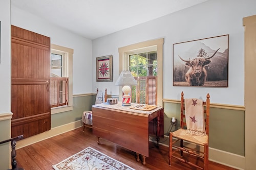 Cozy 4-bedroom cabin in tranquil Ashland with AC, 1880's to Modern Living