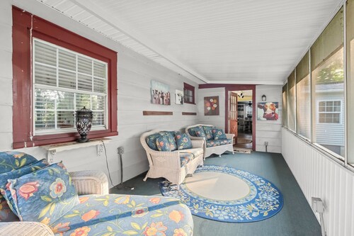 Cozy 4-bedroom cabin in tranquil Ashland with AC, 1880's to Modern Living