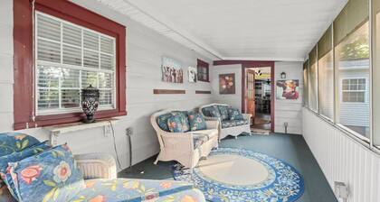 Cozy 4-bedroom cabin in tranquil Ashland with AC, 1880's to Modern Living