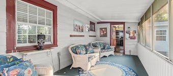 Cozy 4-bedroom cabin in tranquil Ashland with AC, 1880's to Modern Living