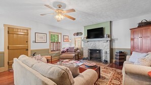 Unclassified image, 5 of 59, button - Cozy 4-bedroom cabin in tranquil Ashland with AC, 1880's to Modern Living (Ashland)