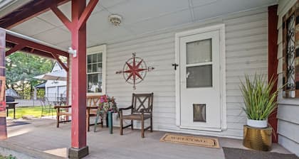 Cozy 4-bedroom cabin in tranquil Ashland with AC, 1880's to Modern Living