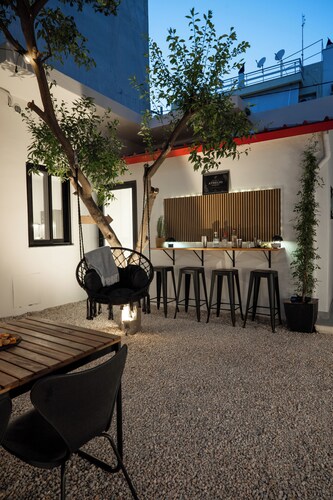 Athelio Boutique Home • Private Garden • Outdoor Bar • Near Metro