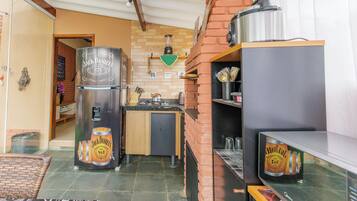 Una cocina compacta con refrigerador, pileta y estufa.
