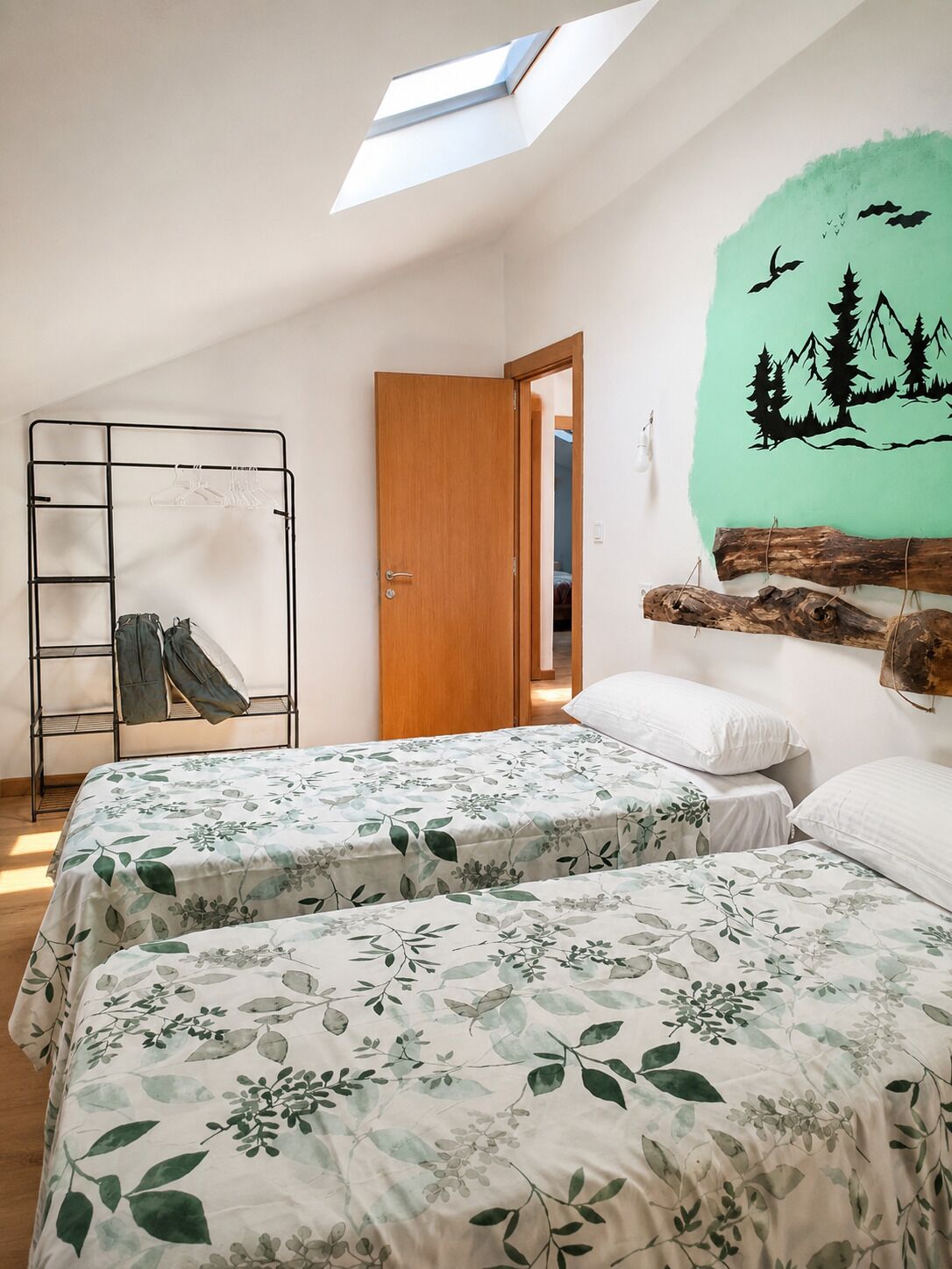 4 bedrooms, travel cot, bed sheets