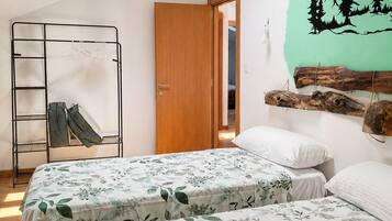 4 bedrooms, travel cot, bed sheets