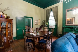Comedor con una mesa de madera dispuesta para cuatro personas, rodeada de sillas.