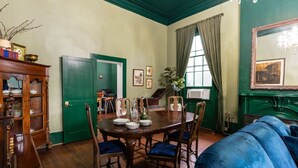 Comedor con una mesa de madera dispuesta para cuatro personas, rodeada de sillas.